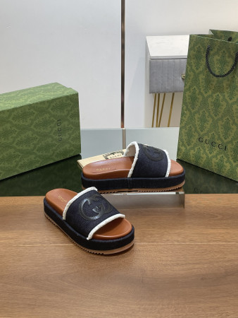 ua G*u*i women's interlocking g slide