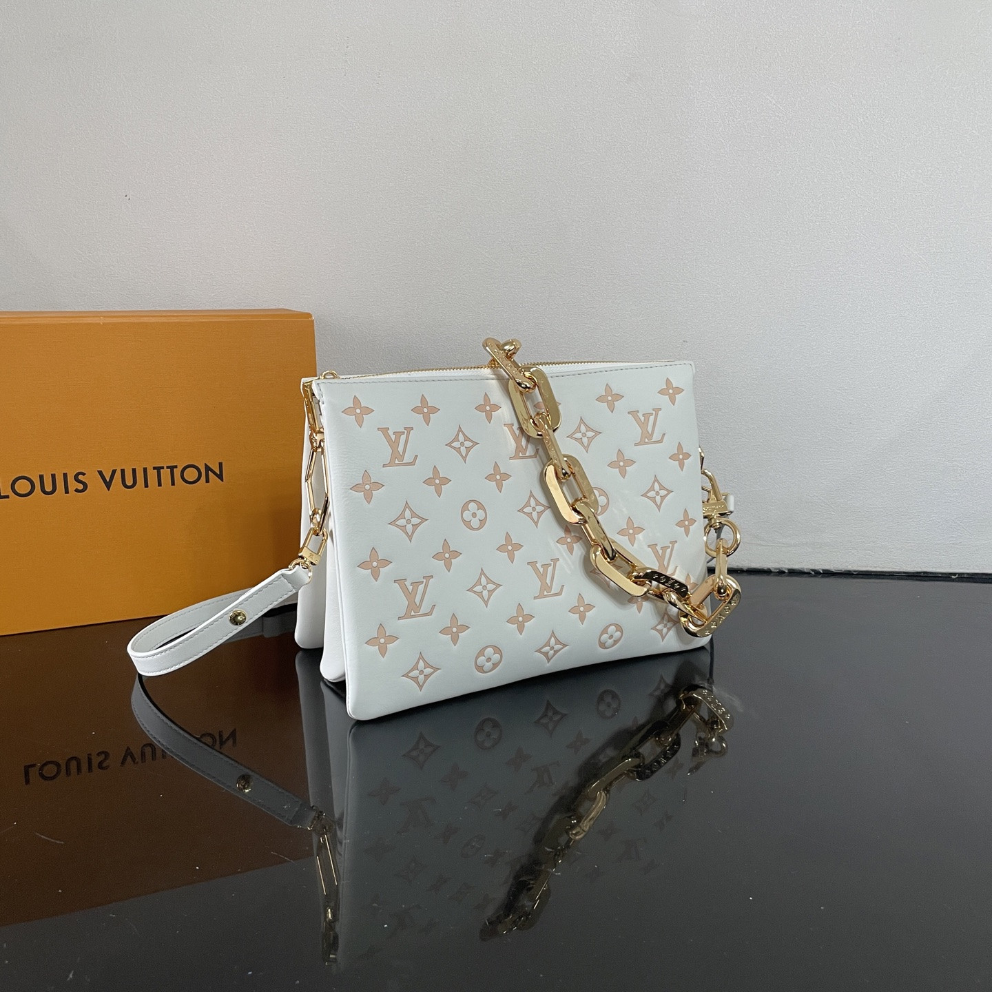 LV Coussin PM M14503 26x20x12cm