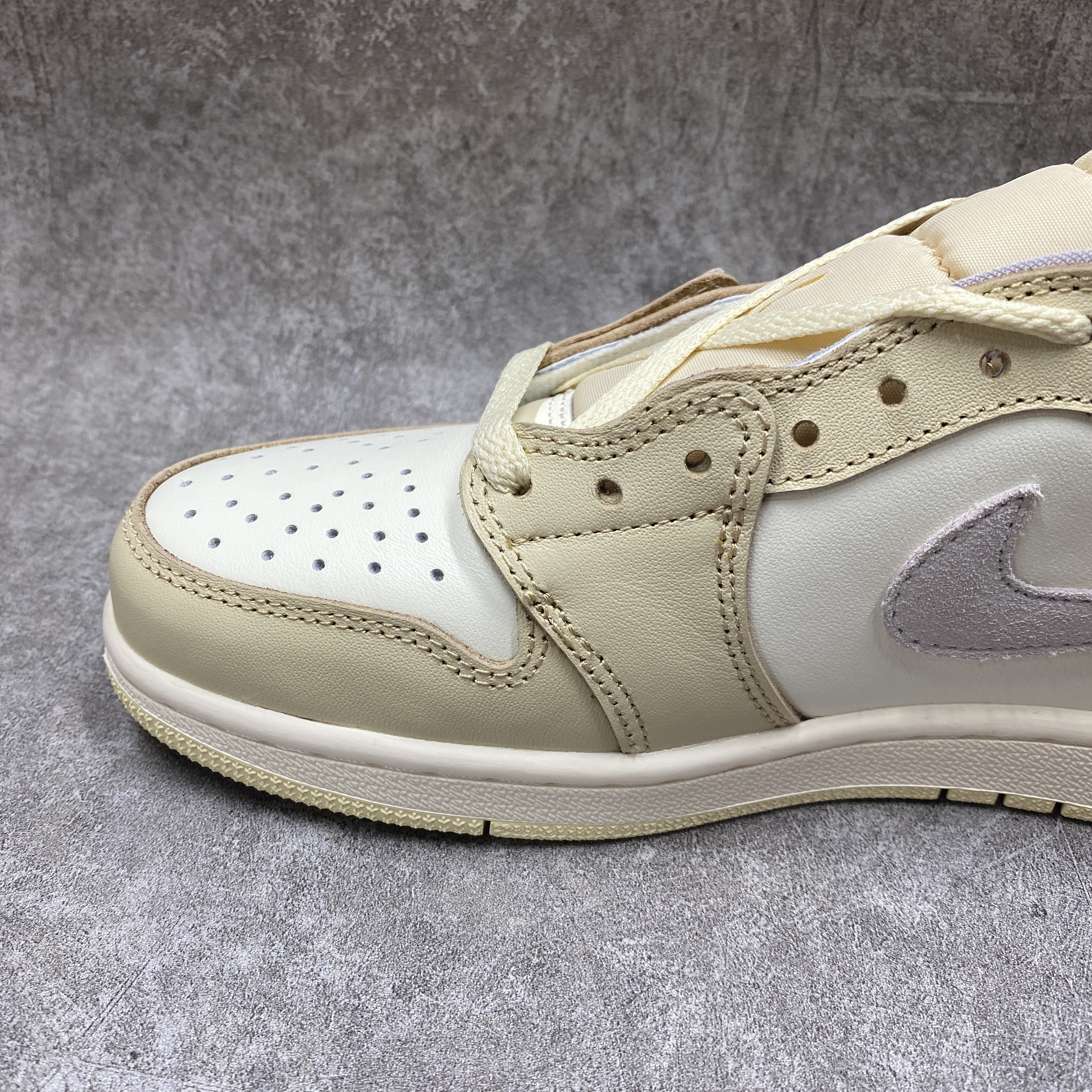 Off-White x Nike Air Jordan 1 Low