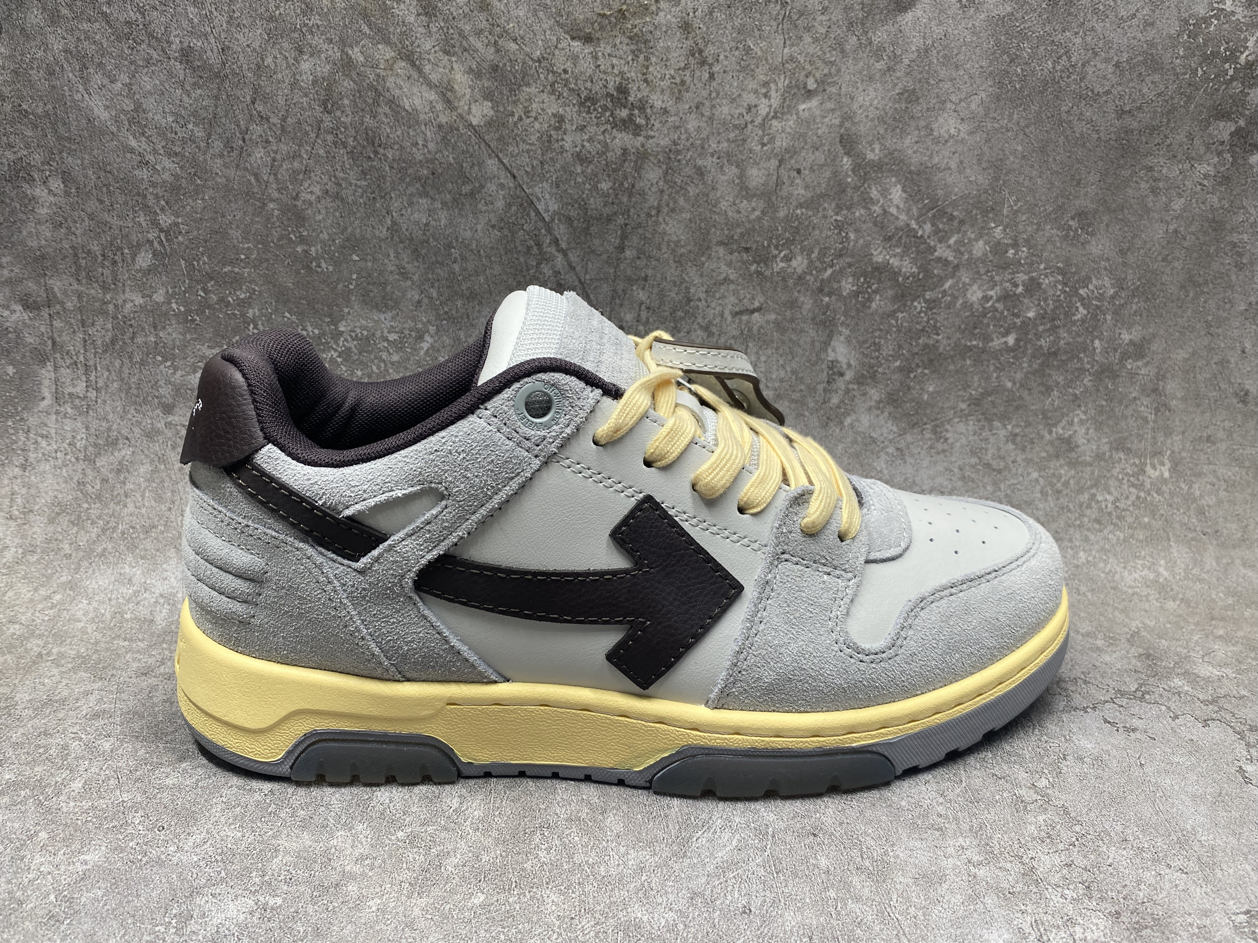 UA OFF-WHITE OUT OF OFFICE LOW