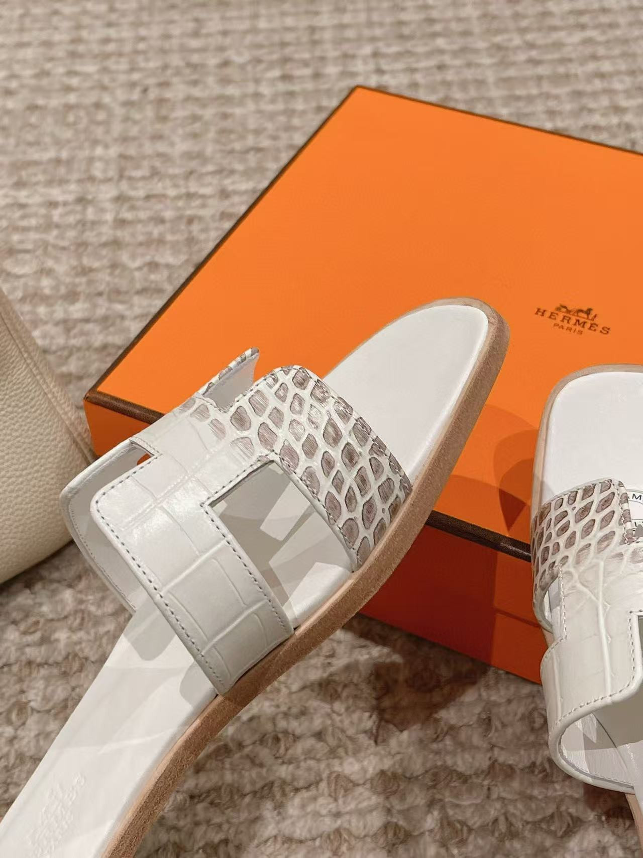 UA Hermès Oran sandal