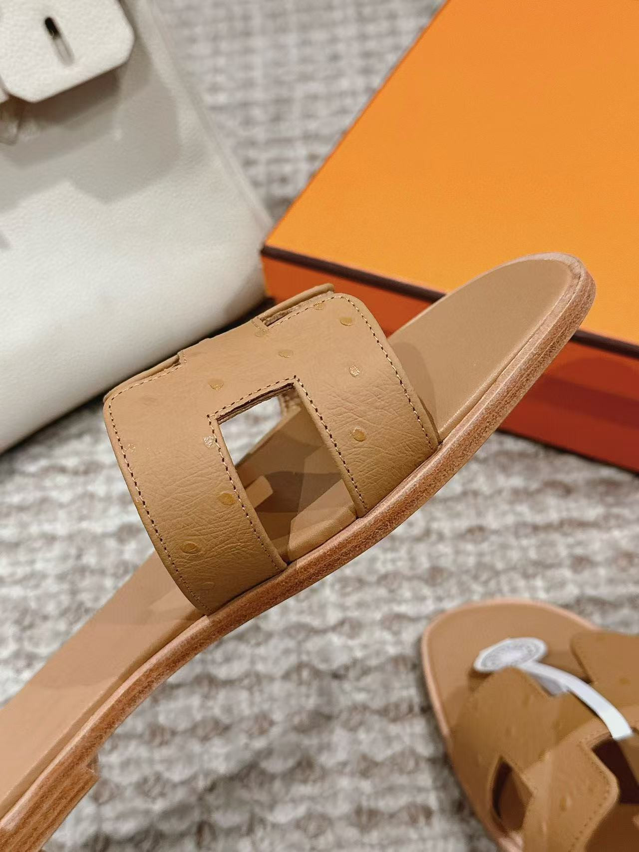 UA Hermès Oran sandal