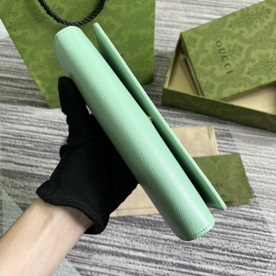 continental wallet with G*u*i script green 7.5"w x 4"h x 1.4"d