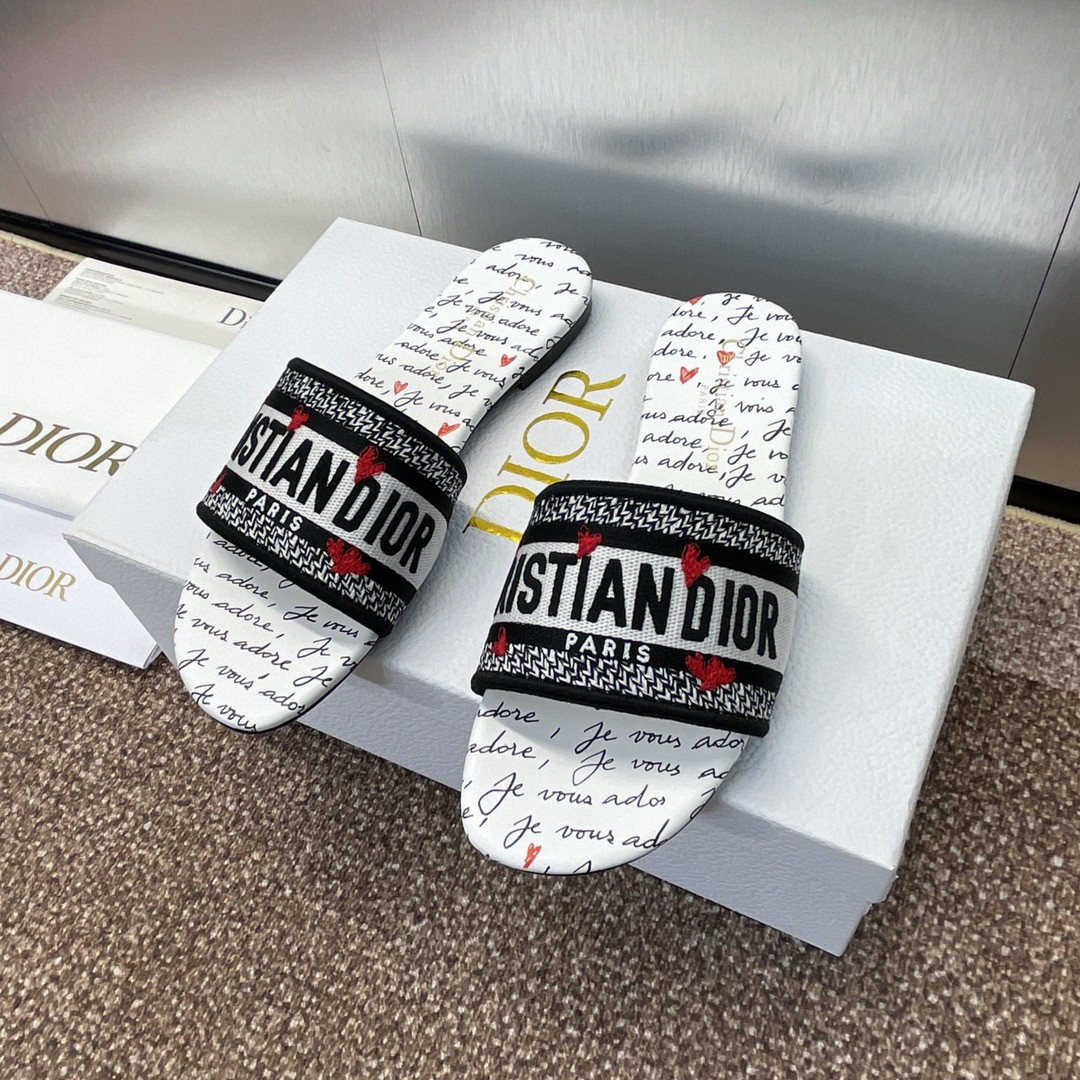 ua D*oramour dway slide