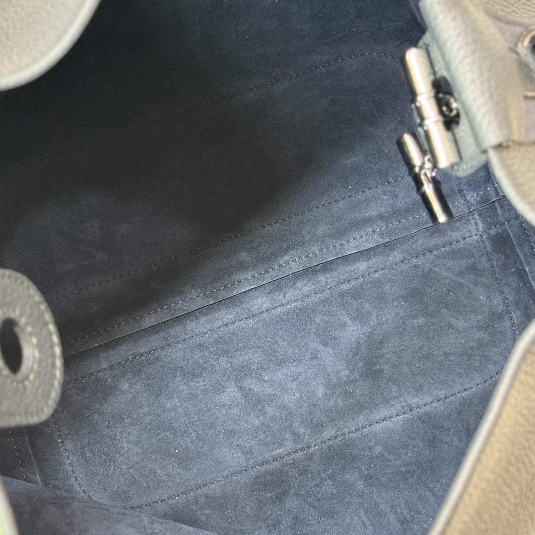 L**o p*ana large bale bag grained calfskin 24 x 20 x 27 cm