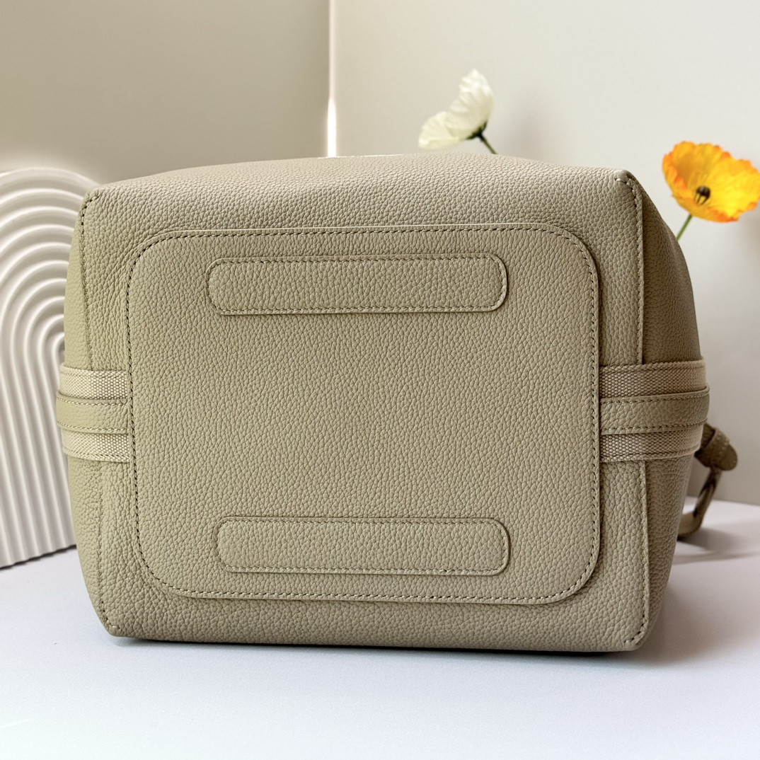 L**o p*ana large bale bag grained calfskin 24 x 20 x 27 cm