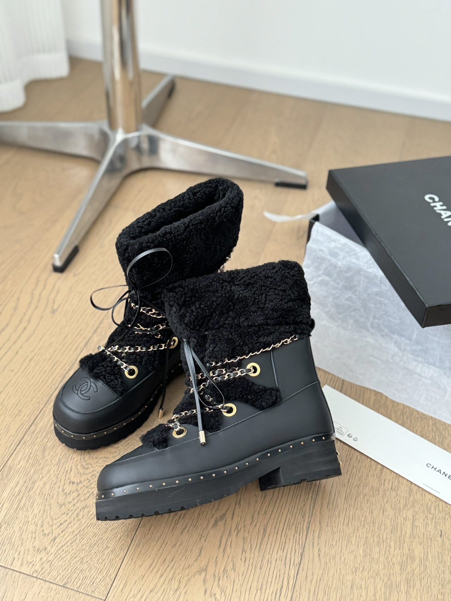 ua Ch*el snow boots