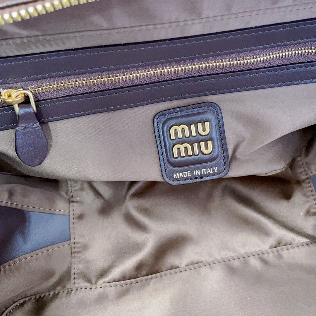 Miu Miu Beau naplak patent leather bag 12x27x8cm