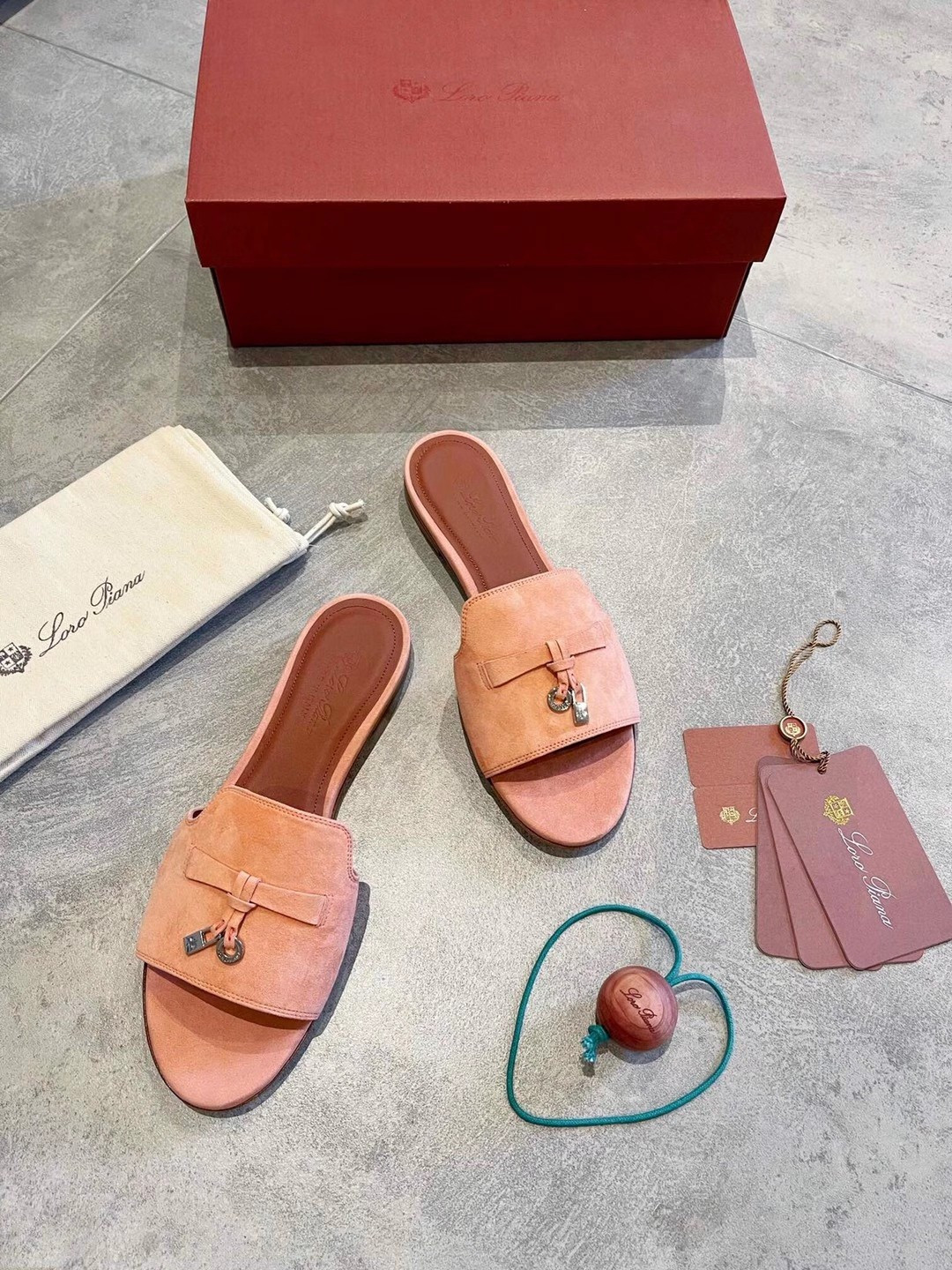 ua L**o p*ana summer charms sandal