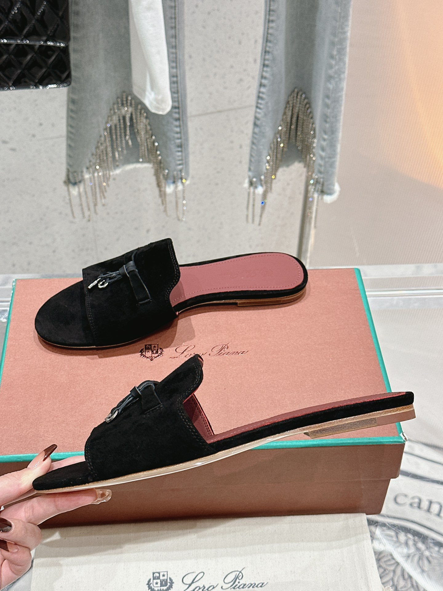 ua L**o p*ana summer charms sandal