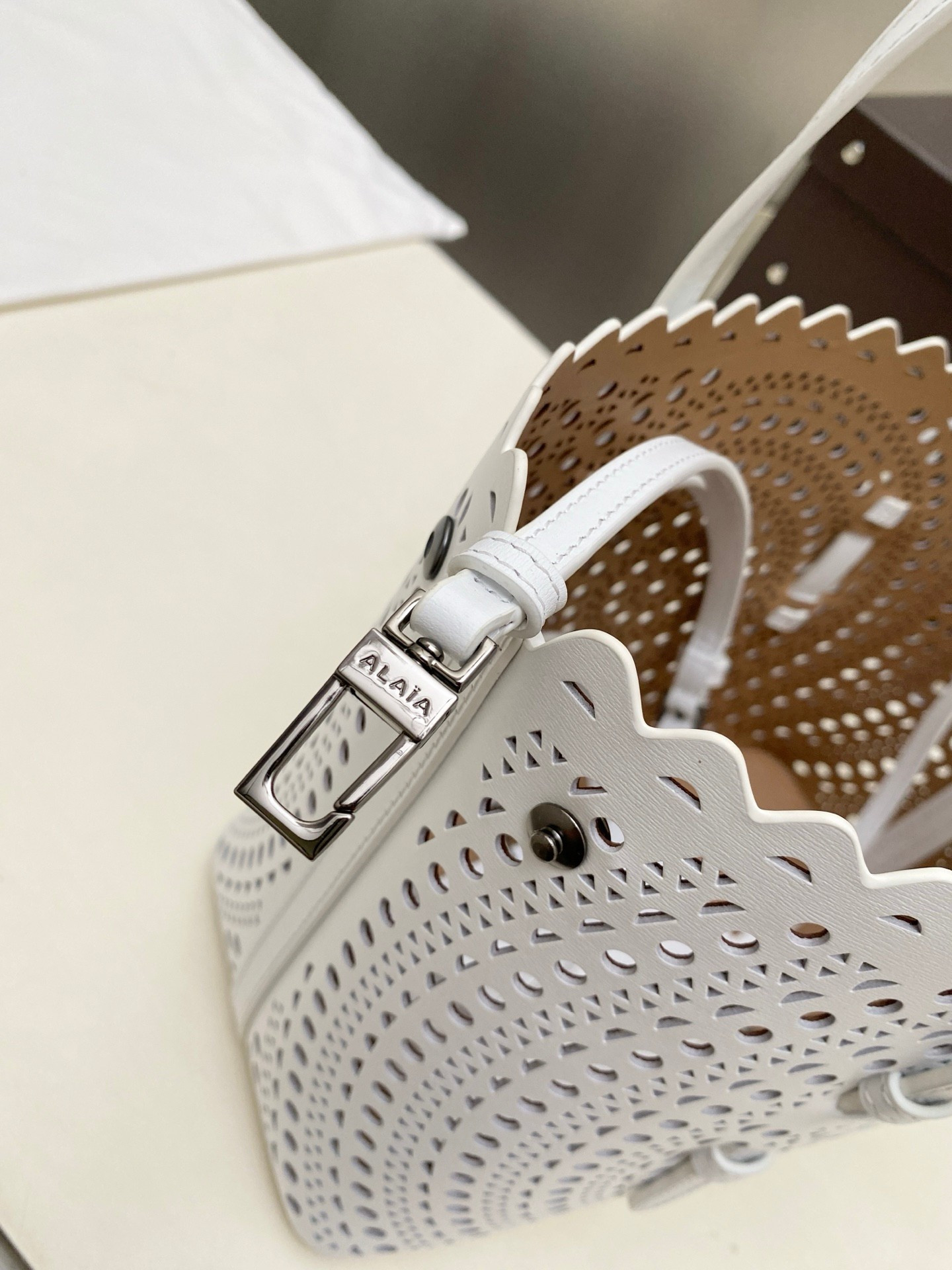 ALAÏA Mina 25 bag 25x20x12cm