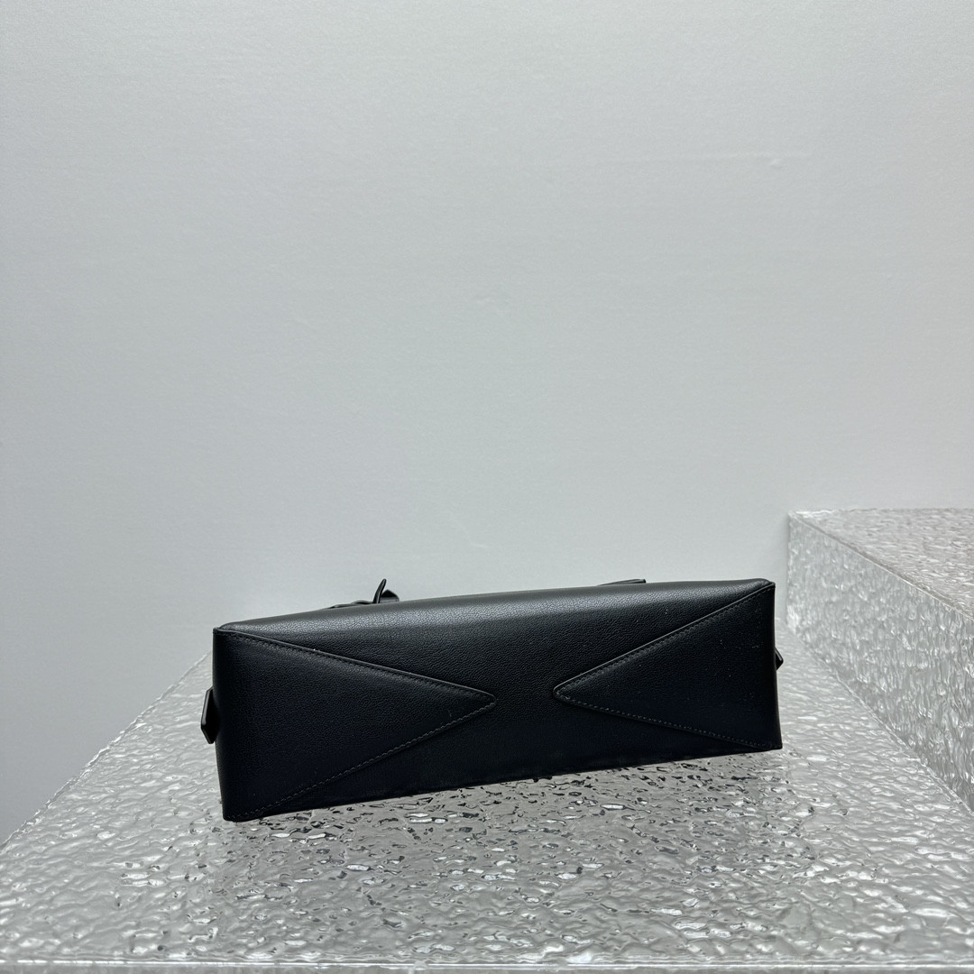 ALAÏA LE TECKEL MEDIUM BAG 33x11x10cm