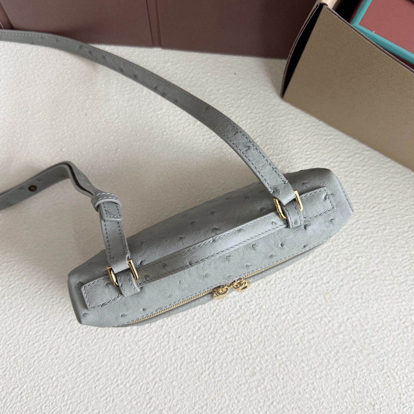 L**o p*ana extra pocket l19 ostrich-grained leather 11 x 19 x 6.5 cm