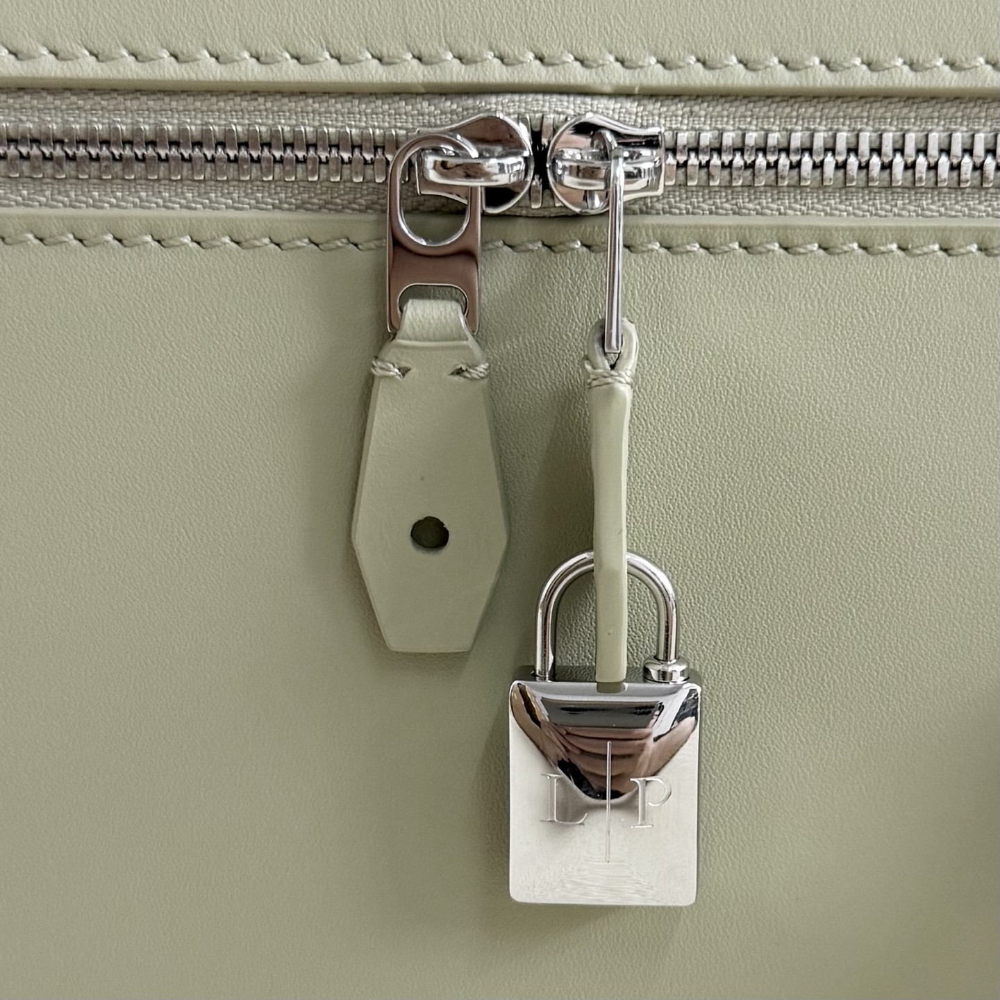 L**o p*ana extra pocket l27 calfskin 16x27x10cm