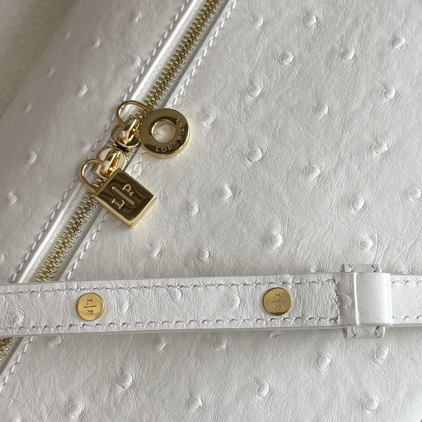 L**o p*ana extra pocket l27 ostrich-grained leather 16x27x10cm